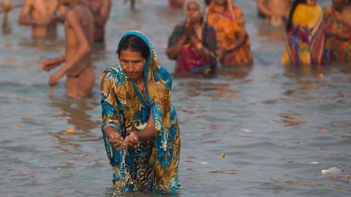 Ấn Độ: Đang tắm sông Hằng, bị lôi lên cưỡng hiếp tập thể - Ảnh 1.