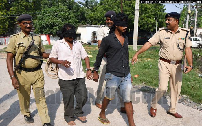 Ấn Độ: Đang tắm sông Hằng, bị lôi lên cưỡng hiếp tập thể - Ảnh 2.