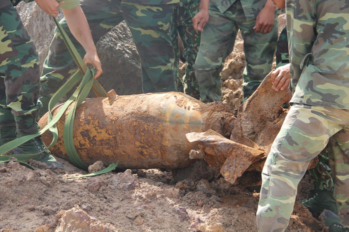 Đào đất, phát hiện quả bom nặng 220kg chưa nổ - Ảnh 1.