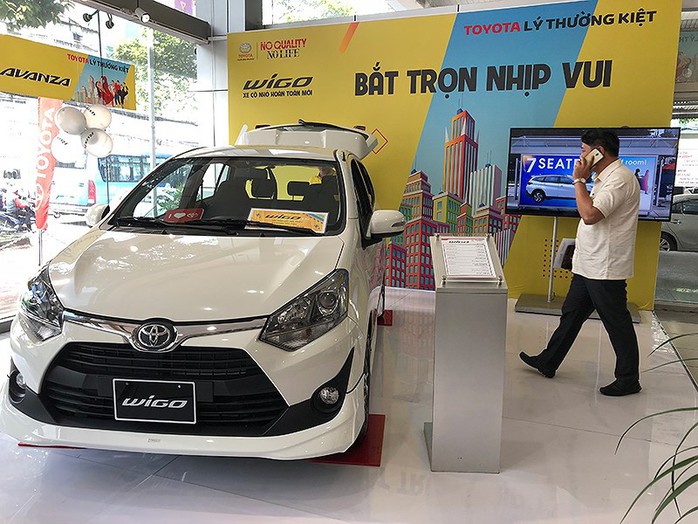 Đại lý ôtô tung chiêu bia kèm lạc - Ảnh 1. Đại lý ôtô tung chiêu bia kèm lạc - Ảnh 1.