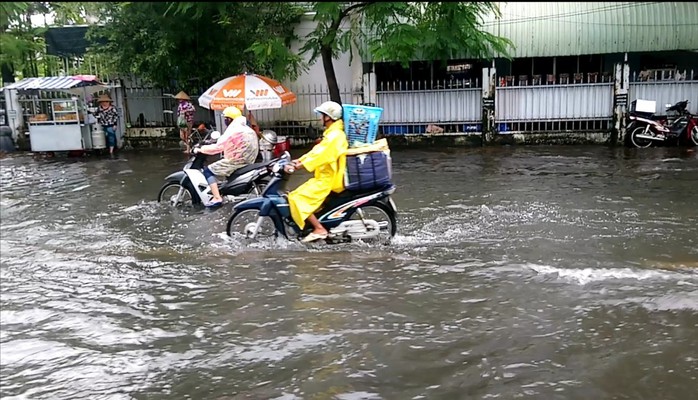 Cà Mau: Đường biến thành “sông” sau cơn mưa như trút nước - Ảnh 4.