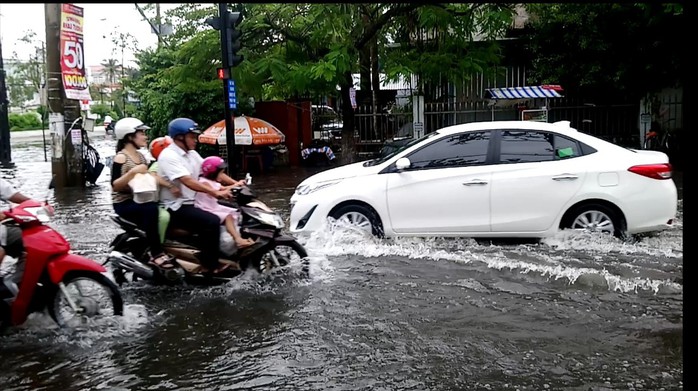 Cà Mau: Đường biến thành “sông” sau cơn mưa như trút nước - Ảnh 5.