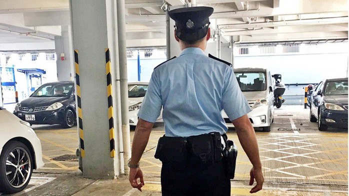 Đội mũ ngược, cảnh sát Hồng Kông “gặp họa” - Ảnh 1.