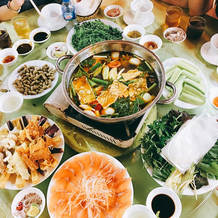 Lẩu cá hồi, rau mầm đá hấp dẫn du khách đến Sa Pa mùa này - Ảnh 1. Lẩu cá hồi, rau mầm đá hấp dẫn du khách đến Sa Pa mùa này - Ảnh 1.
