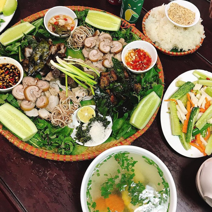 Lẩu cá hồi, rau mầm đá hấp dẫn du khách đến Sa Pa mùa này - Ảnh 4.