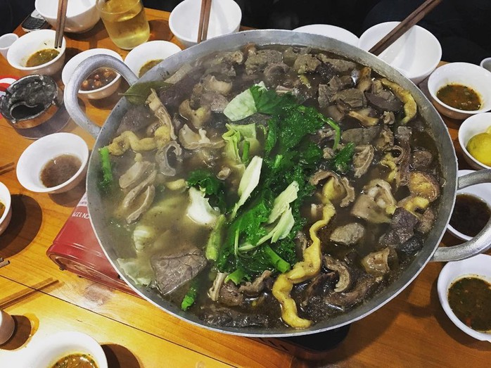 Lẩu cá hồi, rau mầm đá hấp dẫn du khách đến Sa Pa mùa này - Ảnh 7.