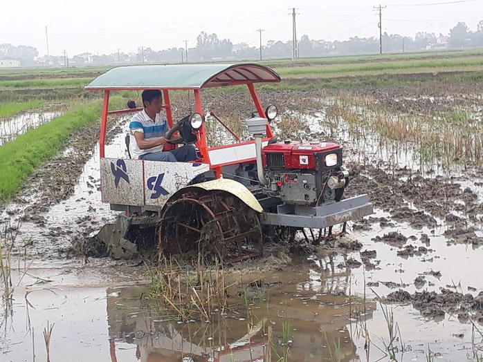 NÔNG DÂN BÁM ĐẤT LÀM GIÀU (*): Kỹ sư chân đất sáng chế máy cày - Ảnh 1.