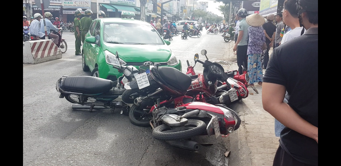 Taxi tông hàng loạt xe máy dừng chờ đèn tín hiệu - Ảnh 1.