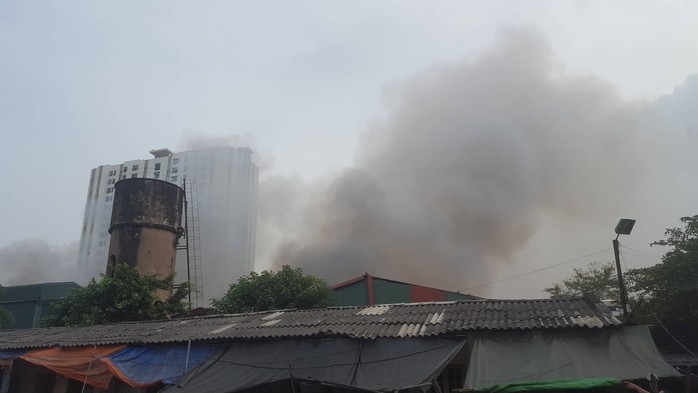 Hà Nội: Cháy lớn tại khu nhà kho gần bến xe Nước Ngầm - Ảnh 1.