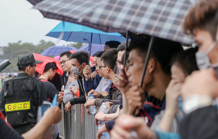 Chen chúc mua vé đại chiến Việt Nam - Malaysia trong mưa rét - Ảnh 4.
