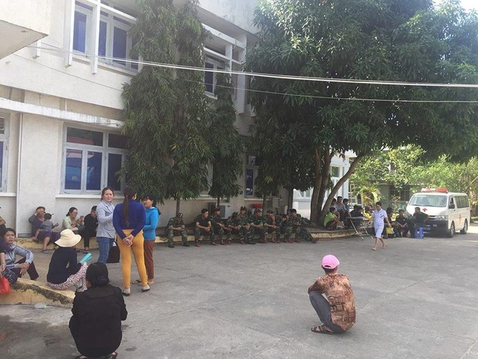 Tai nạn trên đường đi huấn luyện, 4 quân nhân thương vong - Ảnh 2. Tai nạn trên đường đi huấn luyện, 4 quân nhân thương vong - Ảnh 2.
