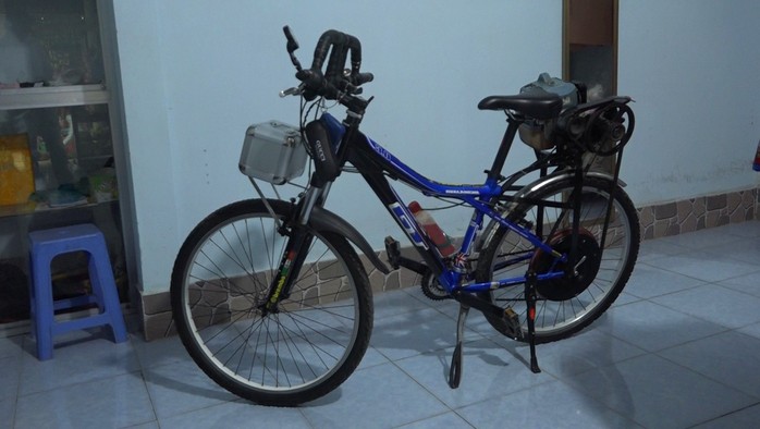 Lão nông chế tạo xe đạp chạy bằng máy cắt cỏ “độc nhất vô nhị” - Ảnh 2.