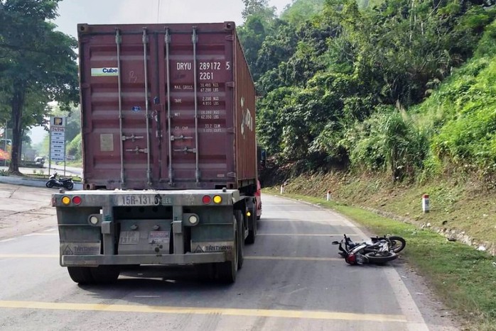 Đi xe máy lao xuống dốc tốc độ cao, tông vào sau xe đầu kéo tử vong - Ảnh 1.