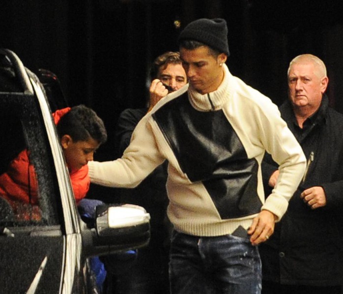 Ronaldo vô tình làm lộ “của quý” của đồng đội - Ảnh 2.