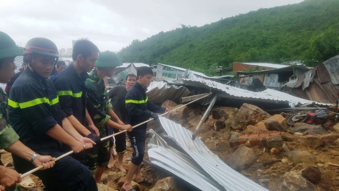 Nha Trang tang thương vì mưa lũ: 13 người chết, 1 mất tích - Ảnh 7.