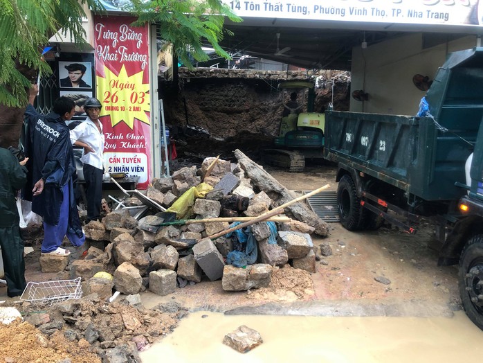 Nha Trang tang thương vì mưa lũ: 13 người chết, 1 mất tích - Ảnh 1.
