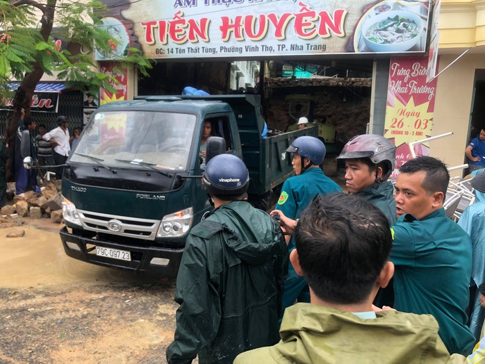 Sạt lở kinh hoàng ở Nha Trang, ít nhất 12 người chết - Ảnh 2.