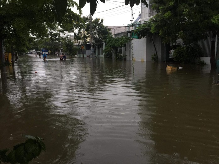 Nha Trang chìm trong biển nước, Quốc lộ 1 và đường sắt tắc nghẽn - Ảnh 3.