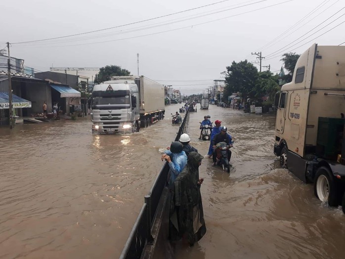 Nha Trang chìm trong biển nước, Quốc lộ 1 và đường sắt tắc nghẽn - Ảnh 13.