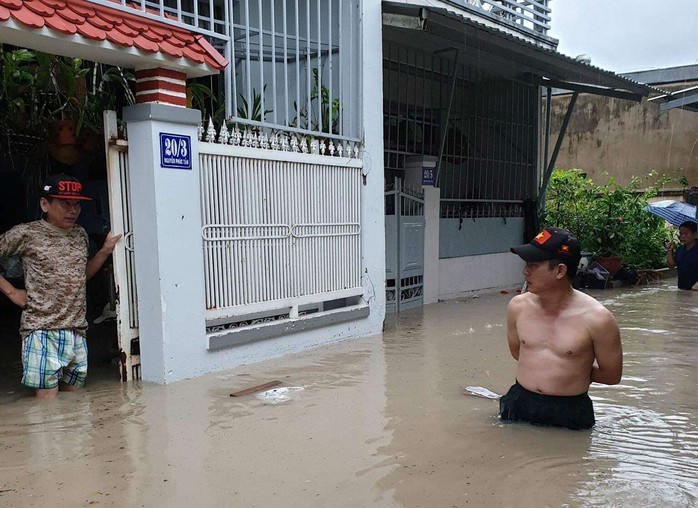 Nha Trang chìm trong biển nước, Quốc lộ 1 và đường sắt tắc nghẽn - Ảnh 9.