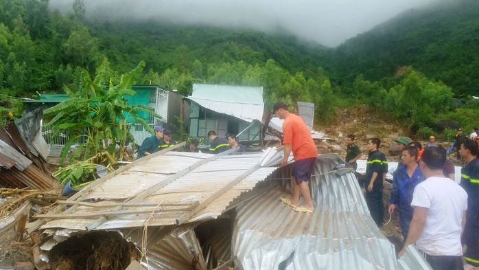 Nha Trang tang thương vì mưa lũ: 13 người chết, 1 mất tích - Ảnh 9.