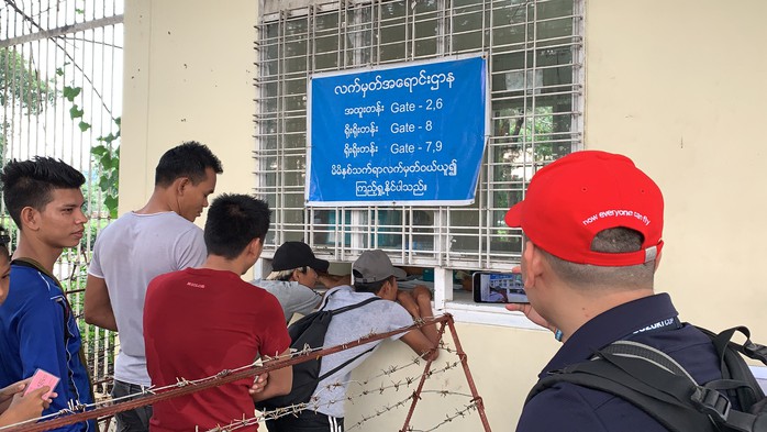 Phe vé trà trộn CĐV Myanmar để gom vé trận quyết đấu với tuyển Việt Nam - Ảnh 3.