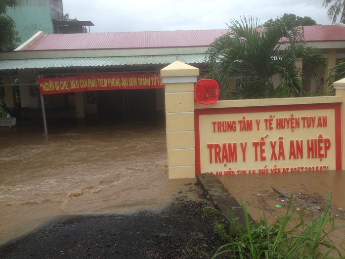 Xây kè gây ngập nặng cho dân - Ảnh 2.