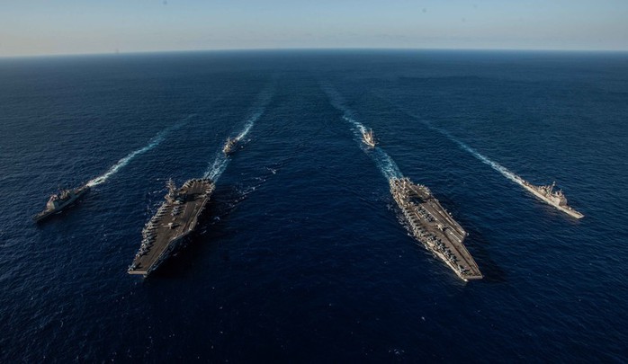 Cận cảnh cuộc tập trận chung của 2 tàu sân bay Mỹ trên biển Philippines - Ảnh 1.