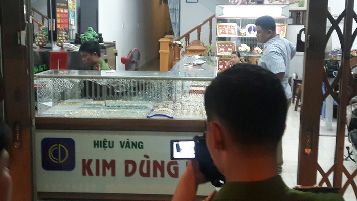 Nam thanh niên táo tợn cướp tiệm vàng ở Quảng Nam - Ảnh 2.
