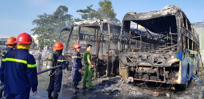 2 xe khách ở bến xe Trung tâm Đà Nẵng bị cháy trơ khung - Ảnh 3.