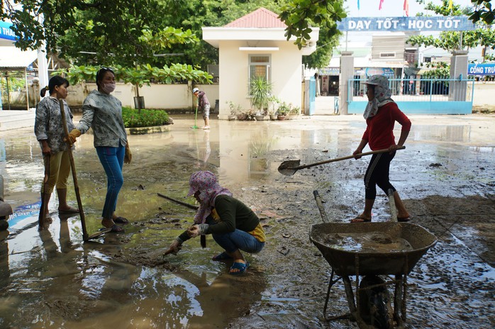 Nha Trang: Thầy cô đón 20-11 trong bùn, người chết vẫn tăng - Ảnh 7.