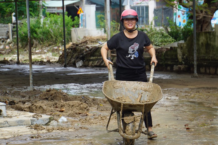 Nha Trang: Thầy cô đón 20-11 trong bùn, người chết vẫn tăng - Ảnh 5.