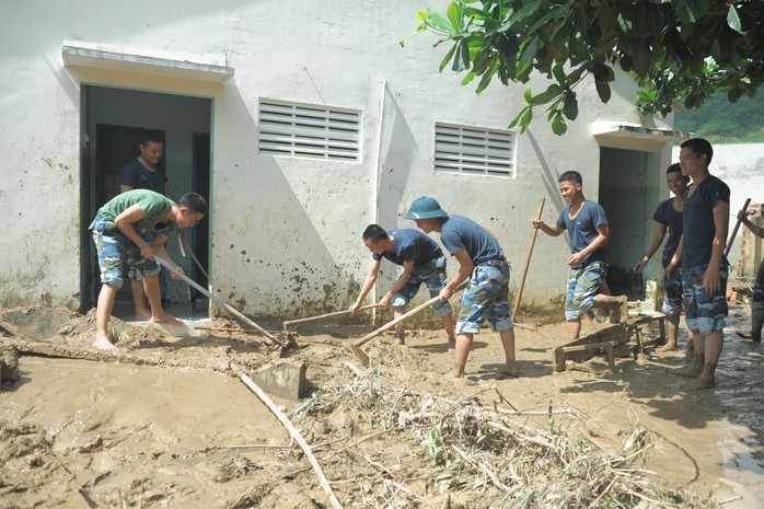 Nha Trang: Thầy cô đón 20-11 trong bùn, người chết vẫn tăng - Ảnh 9.