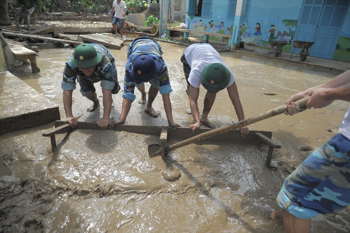 Nha Trang: Thầy cô đón 20-11 trong bùn, người chết vẫn tăng - Ảnh 10.