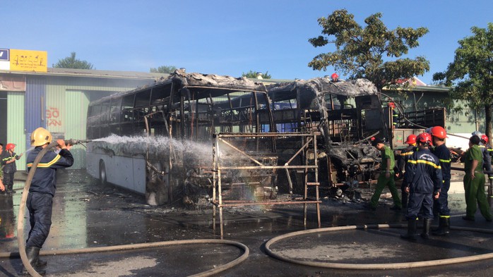 2 xe khách ở bến xe Trung tâm Đà Nẵng bị cháy trơ khung - Ảnh 2.
