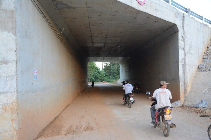 Lột băng keo chống thấm khỏi hầm chui đường cao tốc để tránh hiểu nhầm - Ảnh 3.