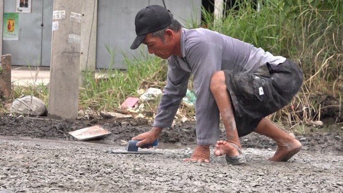 Người đàn ông tật nguyền làm chuyện “quái gở” lên đường nhận giải thưởng - Ảnh 3.