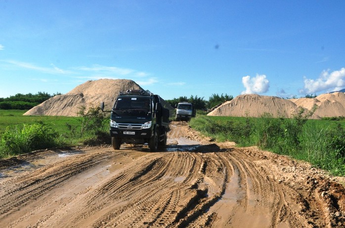 Chủ tịch huyện tự ý làm đường cho doanh nghiệp rớt chức Chủ tịch HĐND huyện - Ảnh 2.