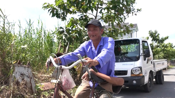 Người đàn ông tật nguyền làm chuyện “quái gở” lên đường nhận giải thưởng - Ảnh 2.