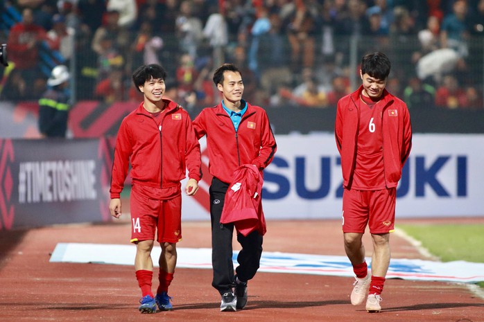 Đồng đội ghi 3 bàn tri ân Văn Toàn, người chia tay AFF Cup vì chấn thương nặng - Ảnh 1.