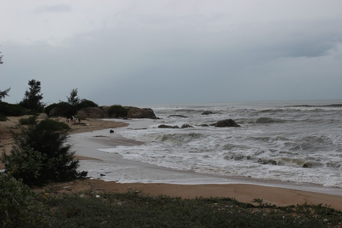 Bà Rịa-Vũng Tàu xuất hiện sóng cao 3m do bão số 9 - Ảnh 5.