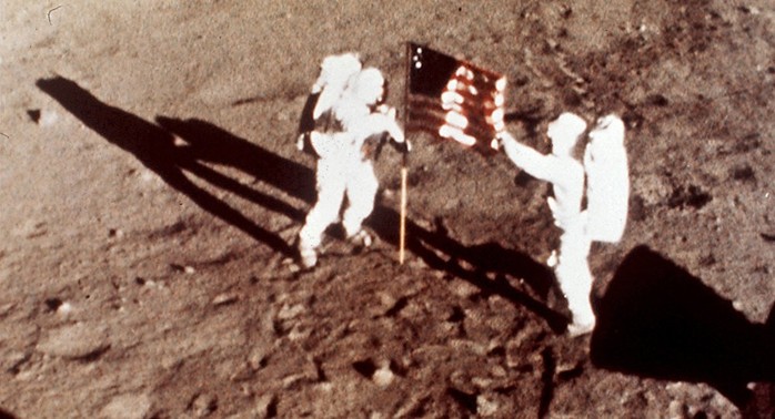 Nga quyết lên mặt trăng kiểm tra dấu chân Mỹ  - Ảnh 1.