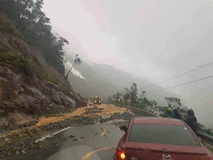 Khánh Hòa: Cấm xe lên đèo Khánh Lê vì mưa lớn, sạt lở liên tục - Ảnh 1.