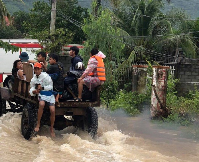 Khánh Hòa: Cầu sập, cô lập nhiều nơi do ảnh hưởng bão số 9 - Ảnh 11.