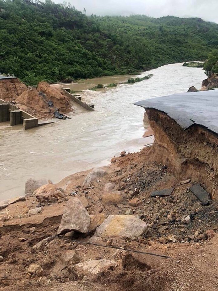 Khánh Hòa: Cầu sập, cô lập nhiều nơi do ảnh hưởng bão số 9 - Ảnh 7.