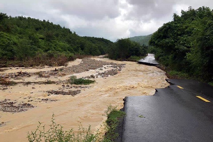 Khánh Hòa: Cầu sập, cô lập nhiều nơi do ảnh hưởng bão số 9 - Ảnh 4.