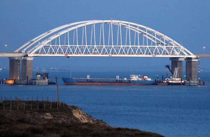 Nga bắt 3 tàu Ukraine gần bán đảo Crimea - Ảnh 3.