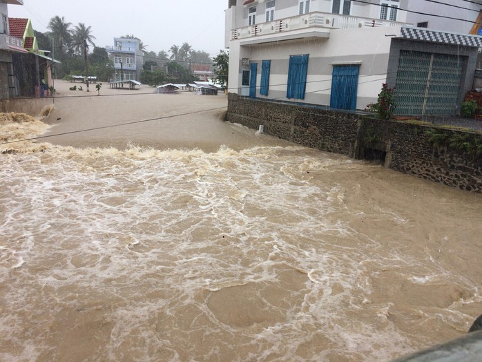 Lũ quay lại, Phú Yên ngập nặng - Ảnh 3.