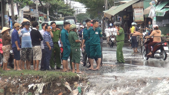 TP HCM: Thanh niên cùng xe máy bị nước cuốn trôi lúc đi làm về - Ảnh 2.