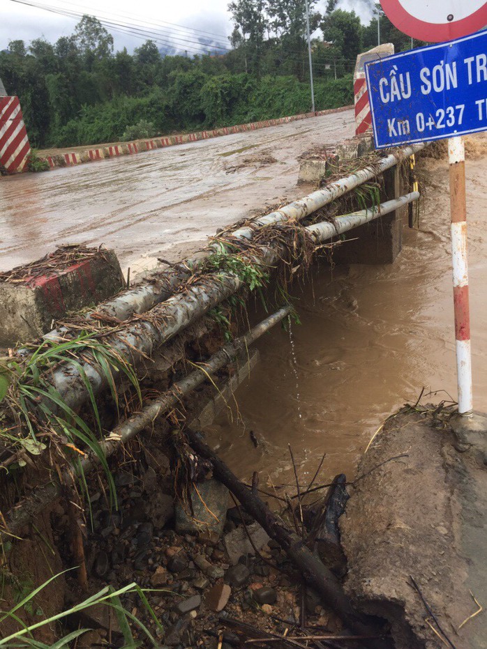 Khánh Hòa: Cấm xe lên đèo Khánh Lê vì mưa lớn, sạt lở liên tục - Ảnh 3.